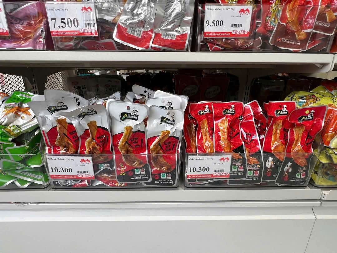 Hệ thống siêu thị trưng bày hàng Chân gà rút xương Topone ăn liền trên Toàn Quốc Hệ thống siêu thị 7 Elenven Okono, Family Mart, GS25, Joyco, Genshai, Ministop, 7 Eleven, Agami, Sunshine Mart, Busy, BigC, Circle K, Delizone, To Chân Gà ăn liền bách thảo Topone 2 chân ủ vị Cao Cấp – Cay Tê Đậm Vị, Đảm Bảo An Toàn 1